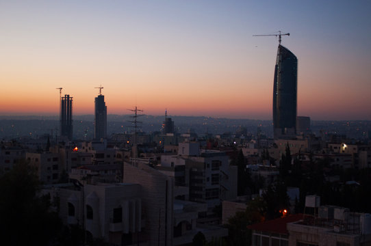 Giordania, 01/10/2013: lo skyline di Amman, la capitale e la città più popolosa del Regno hashemita di Giordania, con gli edifici, i palazzi e le case viste all'alba