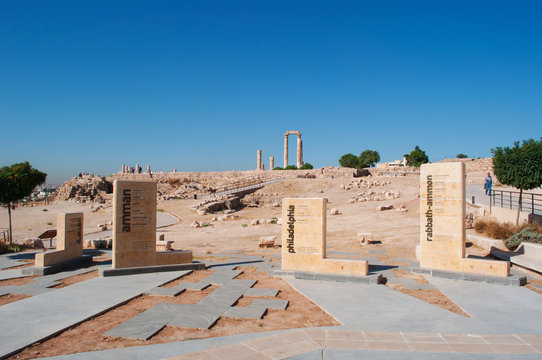 Giordania, 01/10/2013: le rovine del Tempio di Ercole, la struttura romana più significativa nella Cittadella di Amman, sito archeologico e uno dei nuclei originari della città