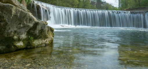 Sch&ouml;ner Wasserfall in idyllischer Natur in der Schweiz im Sommer am Bach