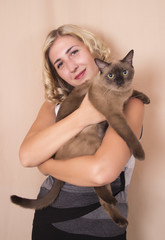 Девушка с кошкой