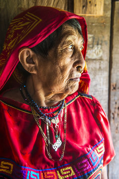 Close up of a tradfitional dressed Kuna indian woman, Achutupu, San Blas Islands, Kuna Yala, Panama