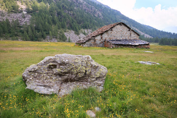 Fototapeta na wymiar Baita al Pian di Verra, in valle d'Ayas.