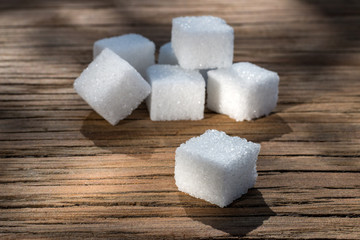 Zuckerwürfel auf Holztisch im Cafe