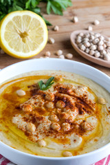 Plato de hummus casero