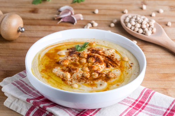 Plato de hummus casero