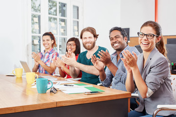 Geschäftsleute klatschen Beifall im Büro