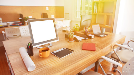 Computer Monitor auf Schreibtisch in Coworking Space