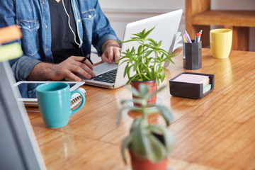 Schreibkraft arbeitet an einem Laptop