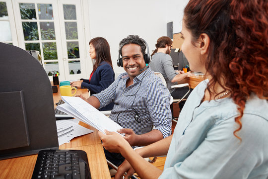 Mann mit Headset als Telefonist