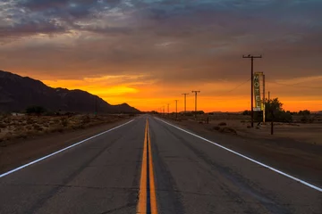 Gardinen Wüstenstraße in den Sonnenuntergang © Felipe Sanchez