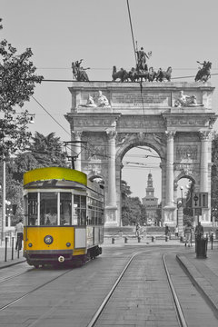 milano con tram vicino all'arco della pace lombardia italia europa