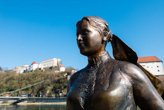 Emerenz-Meier-B&uuml;ste mit Oberhaus Veste