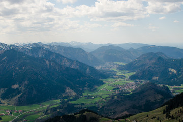 Fototapeta na wymiar Blick auf die Alpen und das Tal Gebiet bei bewölkten Wetter