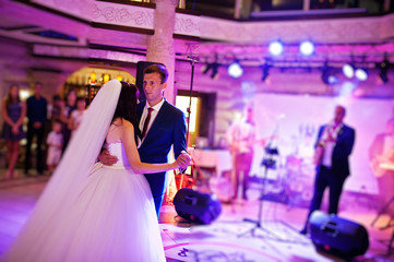 Amazing first wedding dance with various lights.