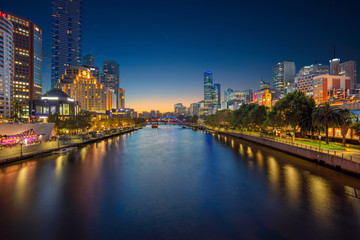 Fototapeta premium Miasto Melbourne. Pejzaż miejski z Melbourne, Australia podczas godziny zmierzchu niebieski.