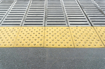 Fototapeta premium 駅ホーム 点字ブロック