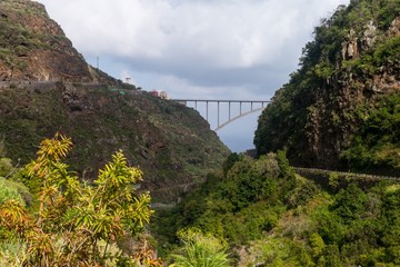 Brücke durch wundervolles Grün in der Mitte von La Palma
