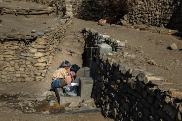 La femme népalaise lave des vêtements