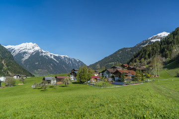 Fototapeta na wymiar Bergdorf in den Alpen