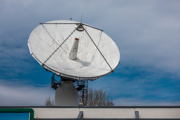 Große Satellitenschüssel für Medien und Kommunikationstechnik 