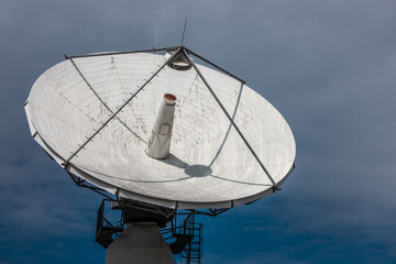 Großer Parabolspiegel für Medien und Kommunikationstechnik 