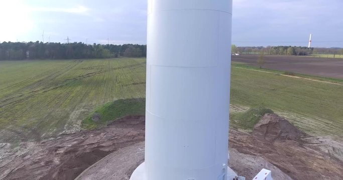 Bei Montage einer Windkraftanlage / Schwachwindanlage am Turm hochfliegen