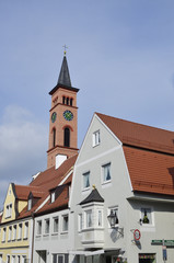 Obraz premium Turm der Pfarrkirche über Häuser in der Ludwigstraße, Friedberg