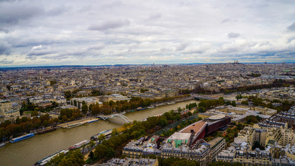 Blick vom Eiffelturm über Paris bis hin zur Kathedrale Sacre Coeur