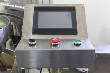 machine for automatically placing plastic lids