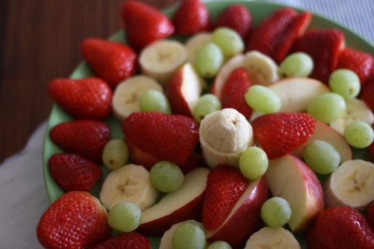 obst, erdbeeren, banane, weintrauben, teller, obstteller