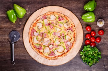 Thin pizza with bacon, mushrooms, chicken, pickled cucumbers and onions