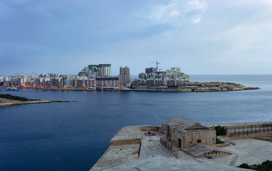 Fototapeta premium Sliema, Malta. Early morning skyline view from Valletta