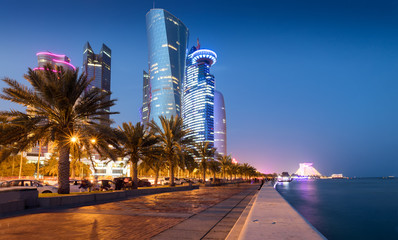 Blick auf das City Center von Doha nach Sonnenuntergang, Katar