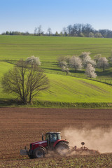 Fototapeta premium Tracteur retournant un champ au printemps
