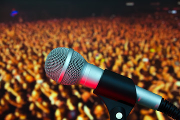 Obraz premium Microphone on stage on the background of people during the concert
