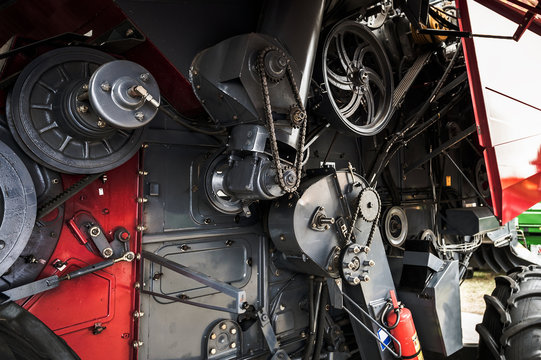 Mechanical gear transmission of a harvester.