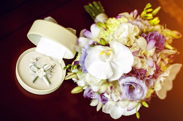 wedding bouquet with rings in box