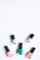 Obraz premium collection of nail polish on white desk background top view mock up