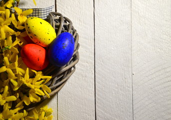 Wielkanoc - kolorowe zdobione jaja na białym tle