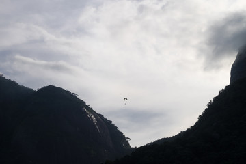 Obraz premium Paraglinder between Pedra da Gavea and Pedra Bonita mountains, R