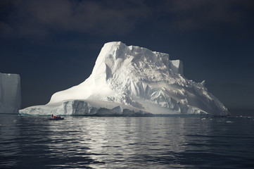 Tempanos en la peninsula Antartica © Alfredo