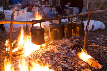 Obraz premium Cooking rice of camping in the forest.