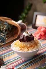 shaved ice with flower	