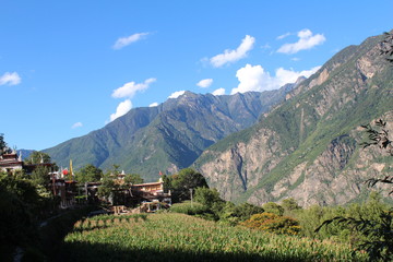 Fototapeta premium Kham Tybet Tybetańskie góry Góry Wioski Białe chmury Chmury Majestatyczne Piękne Chiny Mniejszość syczuańska Azja Azjatka