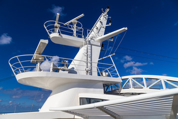 Radaranlage auf dem Kreuzfahrtschiff. Navigation und Ortungssystem.