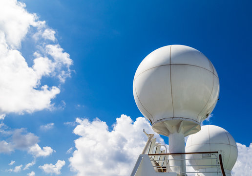 Radaranlage auf dem Kreuzfahrtschiff. Navigation und Ortungssystem.