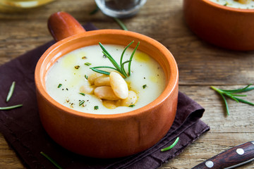 cauliflower and white bean soup