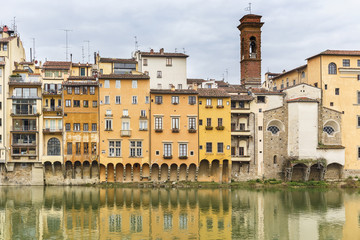 Fototapeta na wymiar Old houses on the banks of the river Arno in Florence