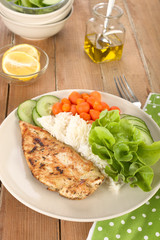 Putenfilet mit Reis, Karotten und Salat