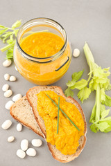 Brotaufstrich aus Sellerie, Bohnen und Kurkuma